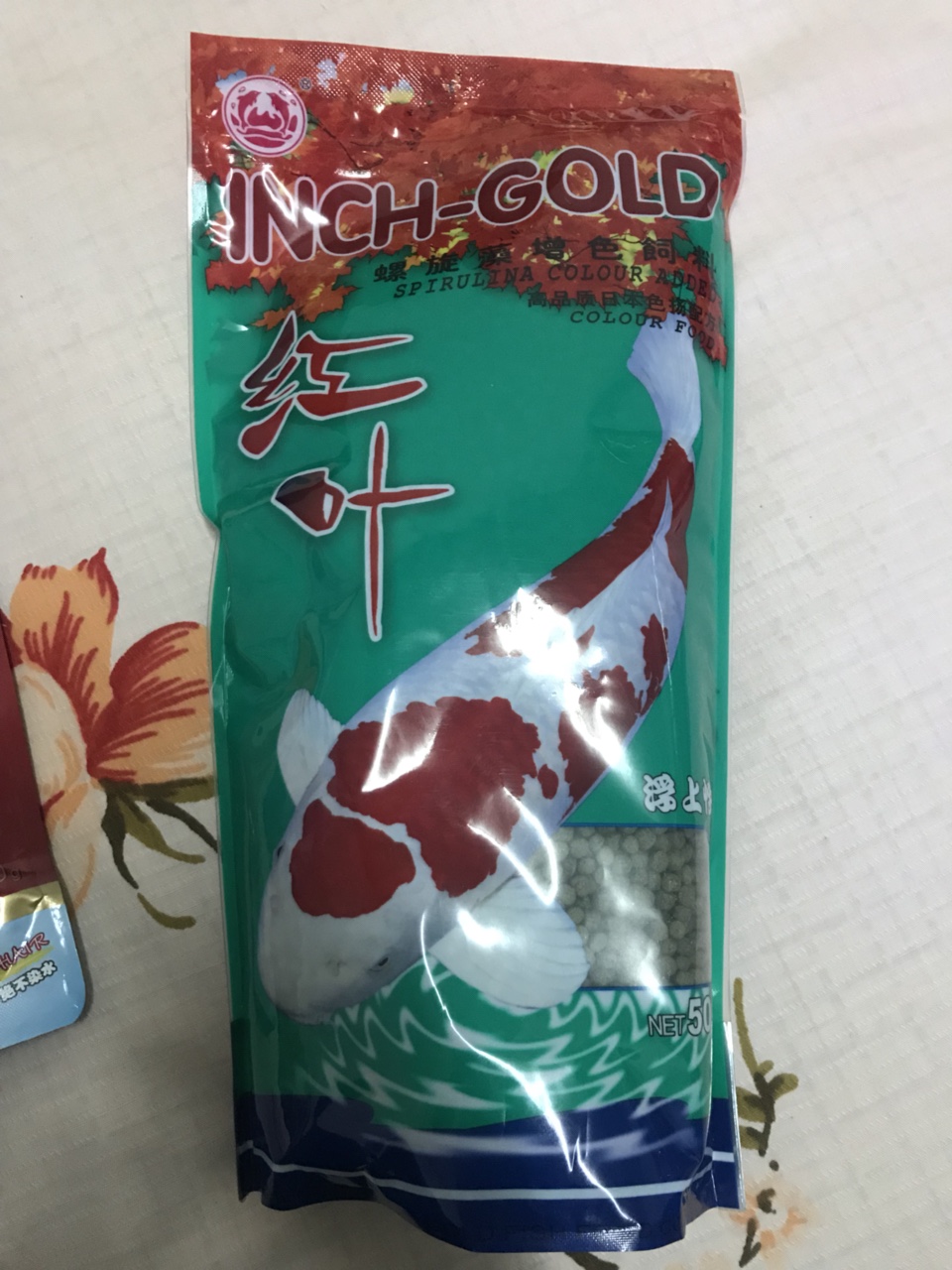 寸金牌红叶锦鲤金鱼螺旋藻饲料。蛋白含量百分之三十八以上。螺旋藻含量百分之八以上。